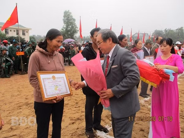 Lãnh đạo huyện Phù Mỹ tuyên dương các gia đình thực hiện tốt Luật Nghĩa vụ quân sự.