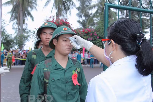 Toàn bộ tân binh trước khi tham gia lễ giao nhận quân đều được đo thân nhiệt.