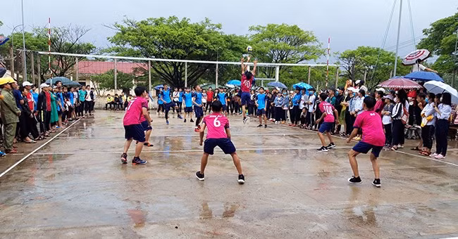 Trường THPT số 2 Phù Mỹ thường xuyên tổ chức các hoạt động văn hóa, thể thao và hoạt động cộng đồng sôi nổi. - Trong ảnh: Một trận đấu trong khuôn khổ Giải bóng chuyền nội bộ trường. Ảnh: T.TRỌN