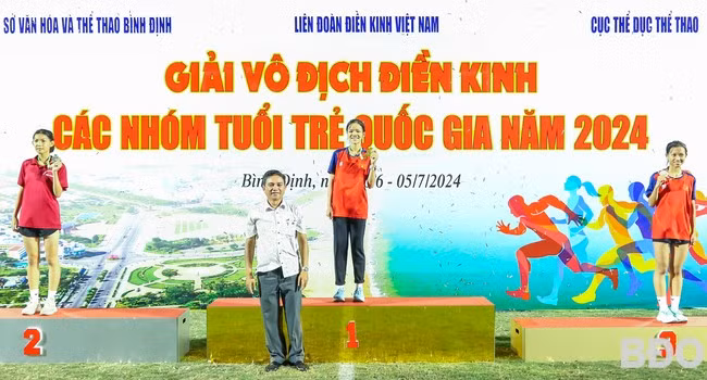 VĐV Nguyễn Hồng Thắm (giữa) trên bục nhận HCV. Ảnh: Nguyễn Dũng