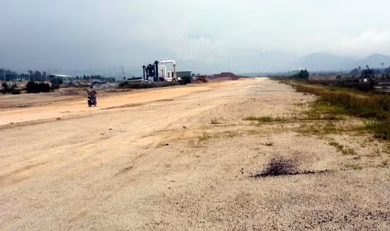 DA tuyến đường Long Vân - Long Mỹ mới thi công phần nền đường được 2 km đầu tuyến. Ảnh: NGUYỄN HÂN