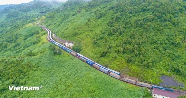Ngành Đường sắt đã thông tàu Bắc-Nam sau sự cố trật bánh khi qua đèo Hải Vân ở Đà Nẵng. (Ảnh: Minh Sơn/Vietnam+) Ngành Đường sắt đã thông tàu Bắc-Nam sau sự cố trật bánh khi qua đèo Hải Vân ở Đà Nẵng. (Ảnh: Minh Sơn/Vietnam+)