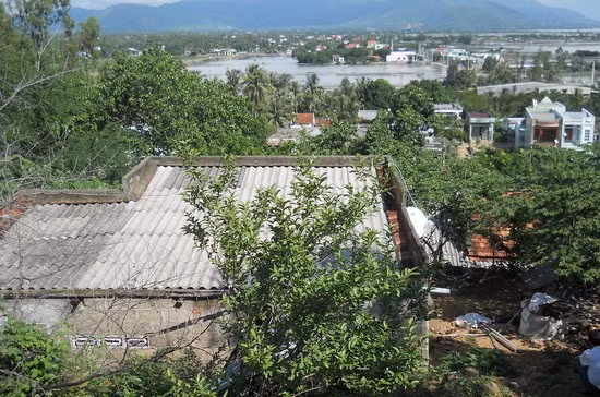 Nhiều hộ dân sống trên các triền núi có khả năng bị nguy hiểm do núi sụt lở, đá lăn trong mùa mưa. Nhiều hộ dân sống trên các triền núi có khả năng bị nguy hiểm do núi sụt lở, đá lăn trong mùa mưa.