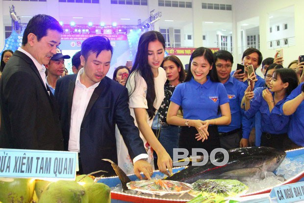 Các đại biểu tham quan gian hàng triển lãm những sản phẩm làm kinh tế tiêu biểu của thanh niên. Các đại biểu tham quan gian hàng triển lãm những sản phẩm làm kinh tế tiêu biểu của thanh niên.