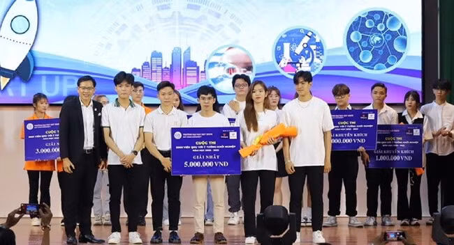 Sản phẩm bánh “Đất võ 10 ngày” của nhóm sinh viên đến từ khoa Khoa học tự nhiên đạt giải nhất. Ảnh: QNU