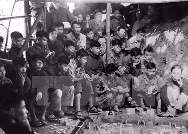 Các chiến sỹ phân đội 1 và 2 quân Giải phóng Trị-Thiên-Huế nghiên cứu sa bàn trước khi tấn công trung đoàn 7 thiết giáp ngụy. (Ảnh tư liệu: TTXVN)