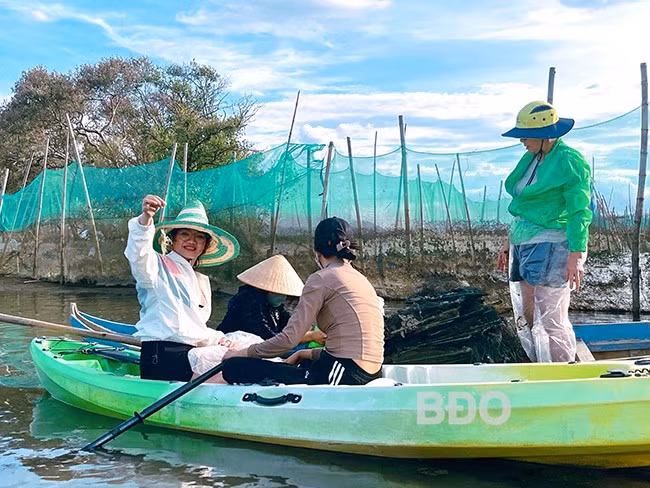 Du khách đi kéo lưới ở Cồn Chim.