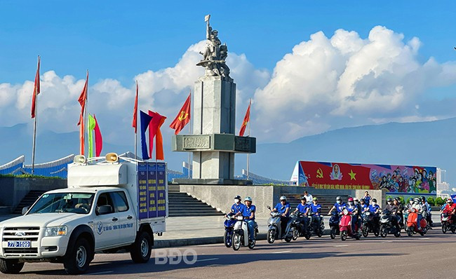 Sau buổi Lễ phát động, các DN diễu hành tuyên truyền tiêu chí bảo vệ quyền lợi người tiêu dùng. Ảnh: HẢI YẾN