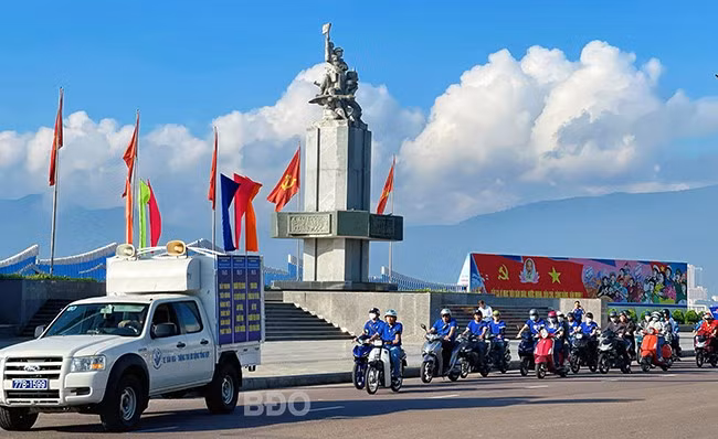 Sau buổi Lễ phát động, các DN diễu hành tuyên truyền tiêu chí bảo vệ quyền lợi người tiêu dùng. Ảnh: HẢI YẾN