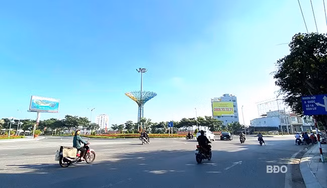 Đầu tư xây dựng nút giao thông khác mức tại khu vực ngã 5 Đống Đa - Hoa Lư nhằm tăng cường khả năng lưu thông, nâng cao an toàn giao thông và chỉnh trang đô thị. Ảnh: M.H