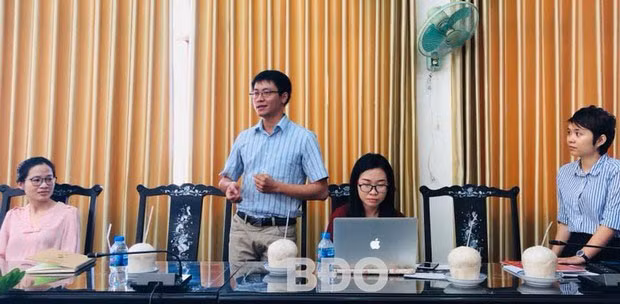 Huỳnh Hạnh Phúc trình bày ý tưởng về Teach for Vietnam tại tỉnh Bến Tre. Huỳnh Hạnh Phúc trình bày ý tưởng về Teach for Vietnam tại tỉnh Bến Tre.