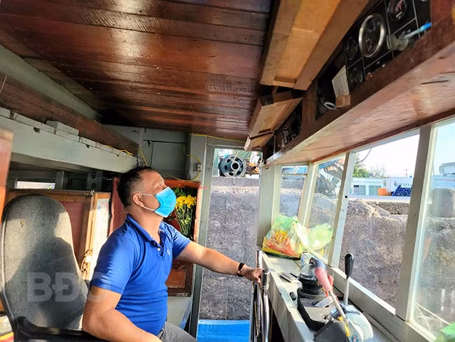 Ông Phan Văn Tựu, thuyền trưởng tàu cá BĐ 98879-TS, xem lại thiết bị GSHT trên tàu vào chiều 7.8 tại cảng cá Quy Nhơn, chuẩn bị để buổi tối cùng ngày đi khai thác thủy sản ở vùng biển xa. Ảnh: HOÀI THU Ông Phan Văn Tựu, thuyền trưởng tàu cá BĐ 98879-TS, xem lại thiết bị GSHT trên tàu vào chiều 7.8 tại cảng cá Quy Nhơn, chuẩn bị để buổi tối cùng ngày đi khai thác thủy sản ở vùng biển xa. Ảnh: HOÀI THU