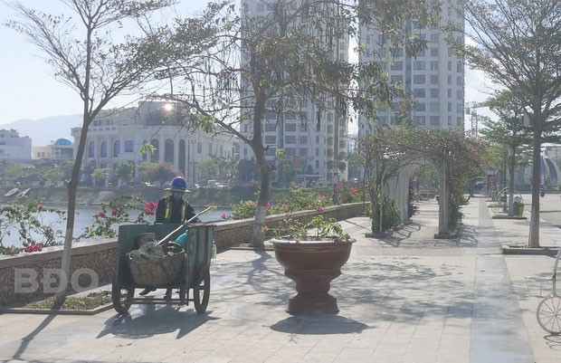 Công nhân Công ty CP Môi trường đô thị Quy Nhơn dọn vệ sinh ở khu vực Hồ sinh thái Đống Đa. Công nhân Công ty CP Môi trường đô thị Quy Nhơn dọn vệ sinh ở khu vực Hồ sinh thái Đống Đa.