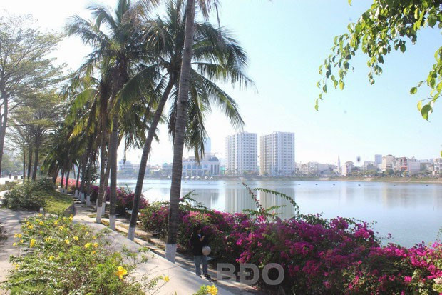Một góc đường Bình Hà ven bờ Hồ sinh thái Đống Đa. Một góc đường Bình Hà ven bờ Hồ sinh thái Đống Đa.