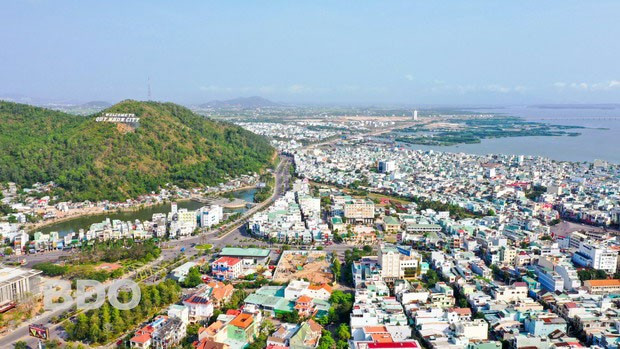 Nhìn từ trên cao, vẻ đẹp TP Quy Nhơn được điểm tô bởi những không gian xanh. Ảnh: NGUYỄN DŨNG Nhìn từ trên cao, vẻ đẹp TP Quy Nhơn được điểm tô bởi những không gian xanh. Ảnh: NGUYỄN DŨNG