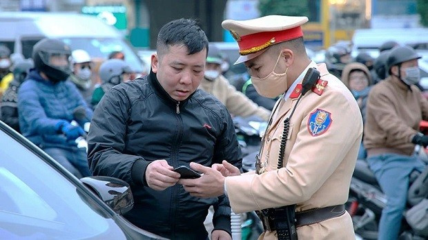 Cán bộ Cảnh sát giao thông, Công an thành phố Hà Nội trao đổi, hướng dẫn người dân tuân thủ pháp luật khi tham gia giao thông. (Ảnh: NAM PHONG) Cán bộ Cảnh sát giao thông, Công an thành phố Hà Nội trao đổi, hướng dẫn người dân tuân thủ pháp luật khi tham gia giao thông. (Ảnh: NAM PHONG)