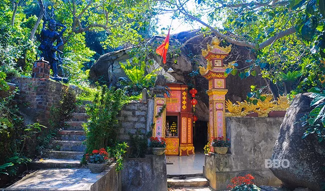 Hang đá tự nhiên là chánh điện chùa Ông Đá. Ảnh: BẢO MINH