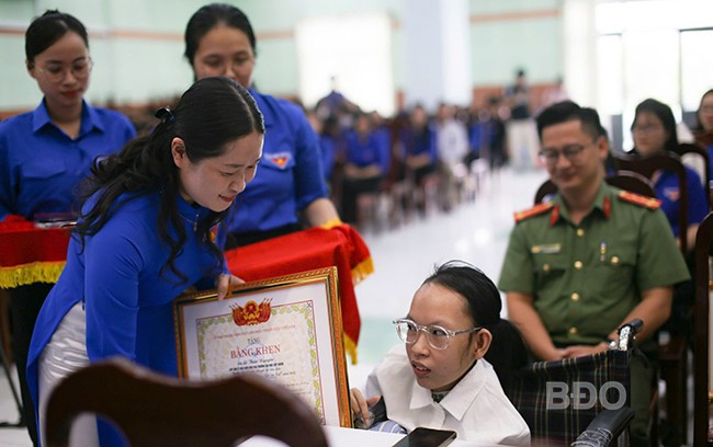 Chị Huỳnh Thị Thanh Nguyệt - Phó Bí thư Thường trực Tỉnh đoàn, trao phần thưởng của Trung ương Hội LHTN Việt Nam cho sinh viên Lê Thảo Nguyên. Ảnh: Trương Định
