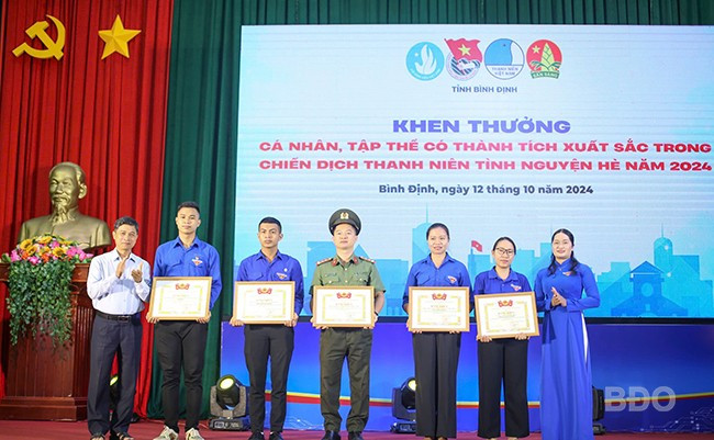 Khen thưởng các cá nhân, tập thể có thành tích xuất sắc trong chiến dịch TNTN hè năm 2024. Ảnh: Tỉnh đoàn
