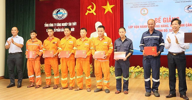 Trường CĐ Cơ điện - Xây dựng và Nông lâm Trung bộ và Công ty CP Cảng Chân Mây trao chứng chỉ tốt nghiệp khóa đào tạo cho 40 người lao động. Ảnh: Trường CĐ Cơ điện - Xây dựng và Nông lâm Trung bộ Trường CĐ Cơ điện - Xây dựng và Nông lâm Trung bộ và Công ty CP Cảng Chân Mây trao chứng chỉ tốt nghiệp khóa đào tạo cho 40 người lao động. Ảnh: Trường CĐ Cơ điện - Xây dựng và Nông lâm Trung bộ