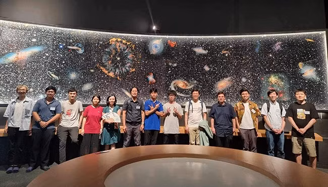 TS Lê Ngọc Trẫm (thứ 5 từ phải sang) tại Trung tâm Khám phá Khoa học và Đổi mới sáng tạo. Ảnh: NVCC