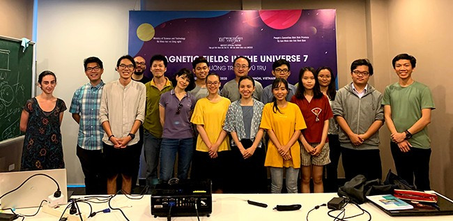 TS Lê Ngọc Trẫm (ngoài cùng bên phải) trong vai trò giảng viên cho lớp học trước thềm một hội nghị về vật lý thiên văn tổ chức ở Trung tâm Quốc tế Khoa học và giáo dục liên ngành (ICISE) năm 2020. Ảnh: NVCC TS Lê Ngọc Trẫm (ngoài cùng bên phải) trong vai trò giảng viên cho lớp học trước thềm một hội nghị về vật lý thiên văn tổ chức ở Trung tâm Quốc tế Khoa học và giáo dục liên ngành (ICISE) năm 2020. Ảnh: NVCC