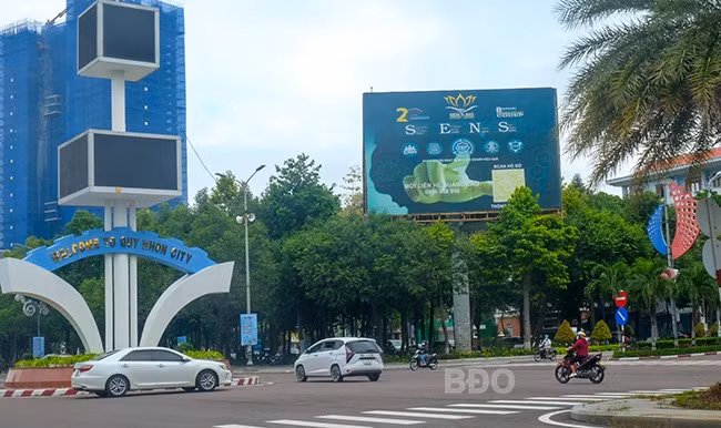 Bảng quảng cáo ngoài trời trên đường Nguyễn Tất Thành, TP Quy Nhơn. Ảnh: NGỌC NHUẬN Bảng quảng cáo ngoài trời trên đường Nguyễn Tất Thành, TP Quy Nhơn. Ảnh: NGỌC NHUẬN