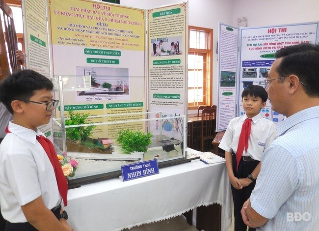 Học sinh Trường THCS Nhơn Bình (TP Quy Nhơn) trình bày đề tài “Mô hình vai trò của rừng nhiệt đới và rừng ngập mặn đối với đời sống con người”. Ảnh: V.L