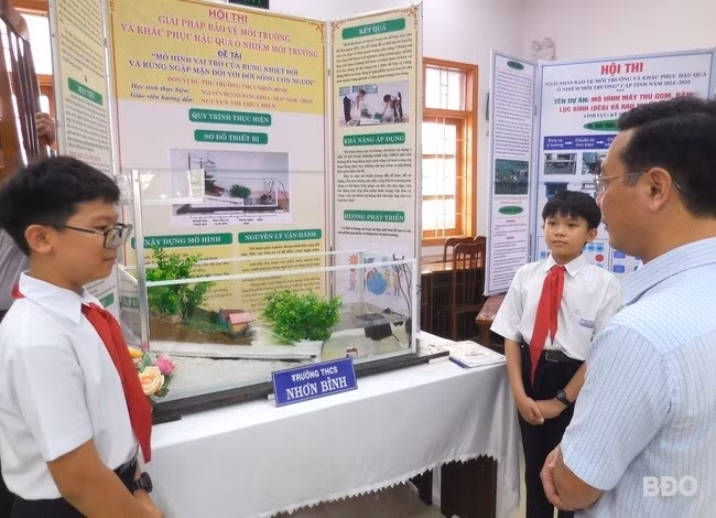 Học sinh Trường THCS Nhơn Bình (TP Quy Nhơn) trình bày đề tài “Mô hình vai trò của rừng nhiệt đới và rừng ngập mặn đối với đời sống con người”. Ảnh: V.L