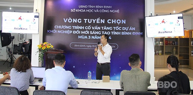 Anh Lương Công Nhật Hùng, Giám đốc kỹ thuật Công ty TNHH Công nghệ Thương mại và Dịch vụ TH, thuyết minh dự án phần mềm Asianasa. Ảnh: A.N