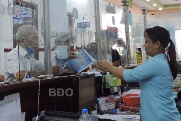 Hiện nay, mới có cơ sở tư nhân tổ chức thực hiện KCB BHYT ngoài giờ, ngày nghỉ. - Trong ảnh: Bệnh nhân đăng ký khám bệnh BHYT ngoài giờ tại BVĐK Hòa Bình.