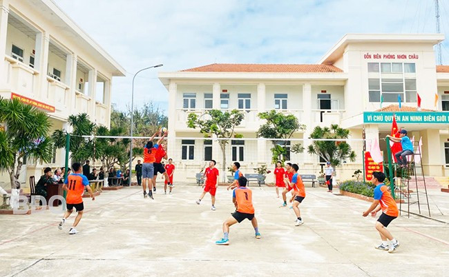 Thi đấu bóng chuyền trong khuôn khổ Ngày Biên phòng toàn dân ở xã Nhơn Châu. Ảnh: ĐẶNG HOAN