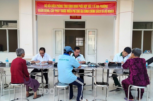 Quân y BĐBP Bình Định phối hợp với lực lượng y tế địa phương khám bệnh, cấp phát thuốc miễn phí cho người dân xã đảo Nhơn Châu (TP Quy Nhơn). Ảnh: T.BÌNH