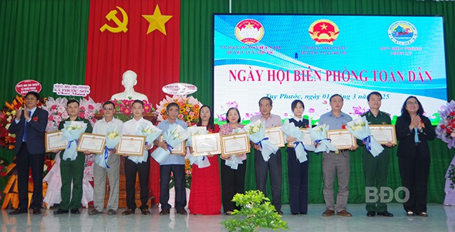 Lãnh đạo Huyện ủy, UBND huyện Tuy Phước tặng giấy khen cho các tập thể, cá nhân có thành tích tốt trong thực hiện Chỉ thị số 01 ngày 9/1/2015 của Thủ tướng Chính phủ về thực hiện Phong trào “Toàn dân tham gia bảo vệ chủ quyền lãnh thổ, an ninh biên giới quốc gia trong tình hình mới”. Ảnh: CÔNG CƯỜNG