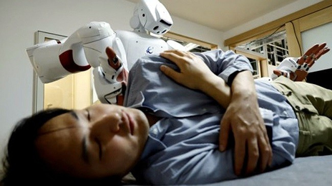 Robot làm thay công việc chăm sóc người bệnh ở Nhật Bản. Ảnh: Reuters Robot làm thay công việc chăm sóc người bệnh ở Nhật Bản. Ảnh: Reuters