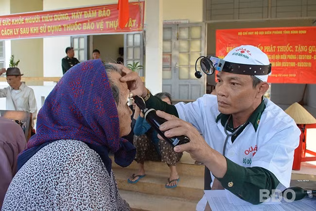 Trung tá Huỳnh Văn Phụng, nhân viên Ban Quân y BĐBP Bình Định khám mắt cho người dân ở xã Hoài Hải (TX Hoài Nhơn). Ảnh: T.BÌNH
