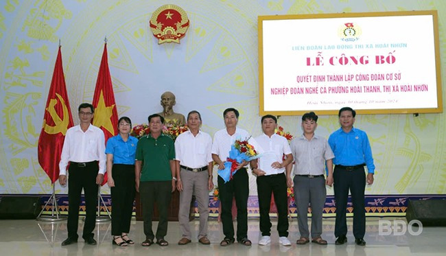 Ông Thượng (thứ ba từ phải sang) được bầu làm Phó Chủ tịch Nghiệp đoàn nghề cá phường Hoài Thanh. Ảnh: NVCC Ông Thượng (thứ ba từ phải sang) được bầu làm Phó Chủ tịch Nghiệp đoàn nghề cá phường Hoài Thanh. Ảnh: NVCC