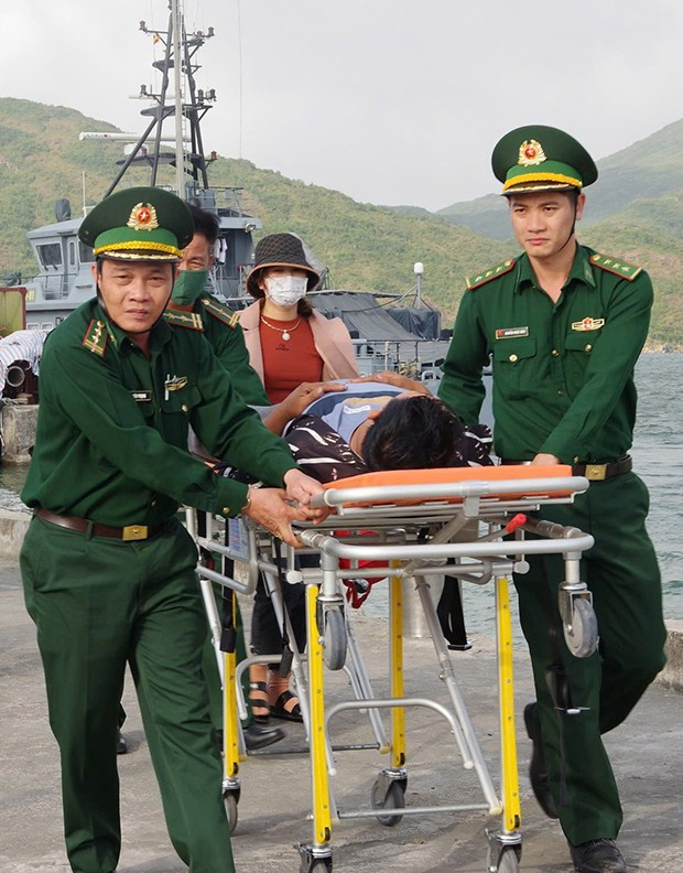 Cán bộ quân y BĐBP Bình Định tham gia cấp cứu ngư dân bị nạn trên biển đưa về đất liền điều trị. Ảnh: T.BÌNH