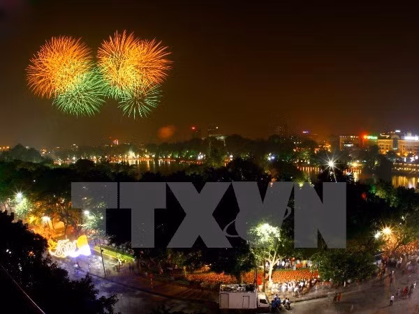 Thời khắc chuyển giao giữa năm cũ và năm mới có nhiều phong tục, tập quán nghĩa quan trọng với người Việt. (Ảnh: TTXVN) Thời khắc chuyển giao giữa năm cũ và năm mới có nhiều phong tục, tập quán nghĩa quan trọng với người Việt. (Ảnh: TTXVN)