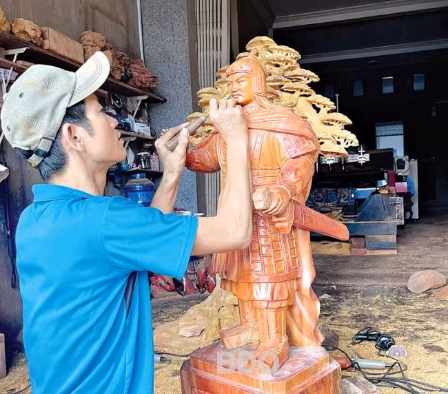 Anh Nguyễn Văn Tiến có hơn 20 năm làm tượng vua Quang Trung. Ảnh: P.T