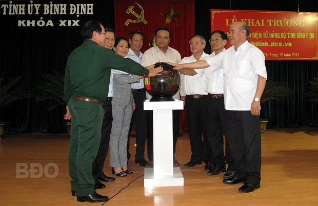 Đồng chí Lê Kim Toàn cùng các đồng chí trong Ban Thường vụ Tỉnh ủy bấm nút khai trương Trang thông tin điện tử Đảng bộ tỉnh Bình Định.