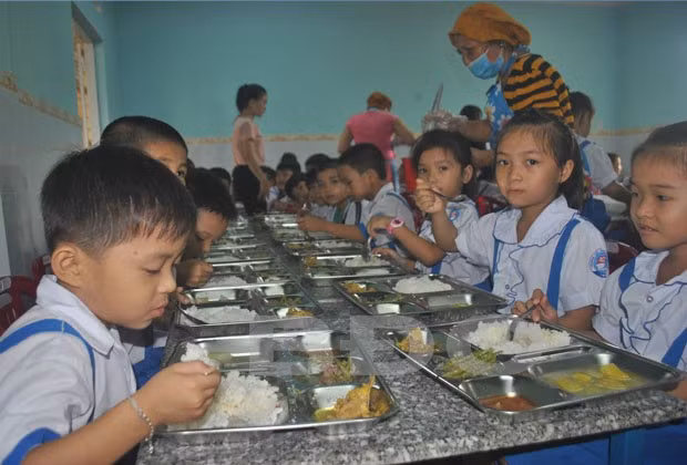 Học sinh bán trú Trường Tiểu học Tăng Bạt Hổ ăn cơm trưa. Học sinh bán trú Trường Tiểu học Tăng Bạt Hổ ăn cơm trưa.