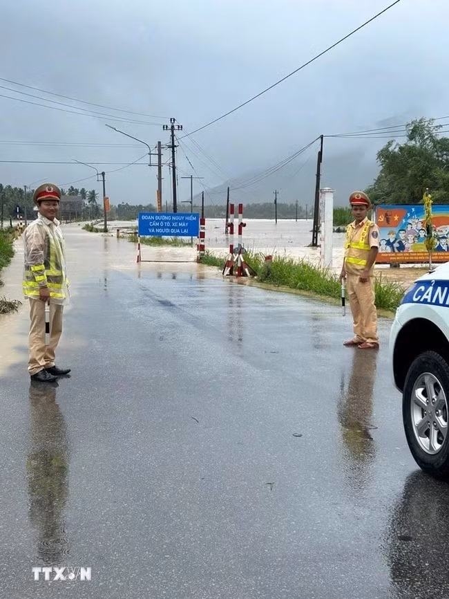 Lực lượng cảnh sát giao thông đảm bảo giao thông ở những vị trí xung yếu. (Ảnh: TTXVN phát) Lực lượng cảnh sát giao thông đảm bảo giao thông ở những vị trí xung yếu. (Ảnh: TTXVN phát)