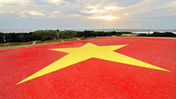 Từ trên không trung (từ vệ tinh, hay máy bay) mọi người đều có thể nhìn thấy lá cờ sao vàng đỏ thắm tại đảo Trường Sa Lớn (Ảnh: Thể thao Văn hoá) Từ trên không trung (từ vệ tinh, hay máy bay) mọi người đều có thể nhìn thấy lá cờ sao vàng đỏ thắm tại đảo Trường Sa Lớn (Ảnh: Thể thao Văn hoá)