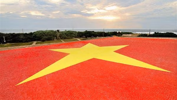 Từ trên không trung (từ vệ tinh, hay máy bay) mọi người đều có thể nhìn thấy lá cờ sao vàng đỏ thắm tại đảo Trường Sa Lớn (Ảnh: Thể thao Văn hoá)