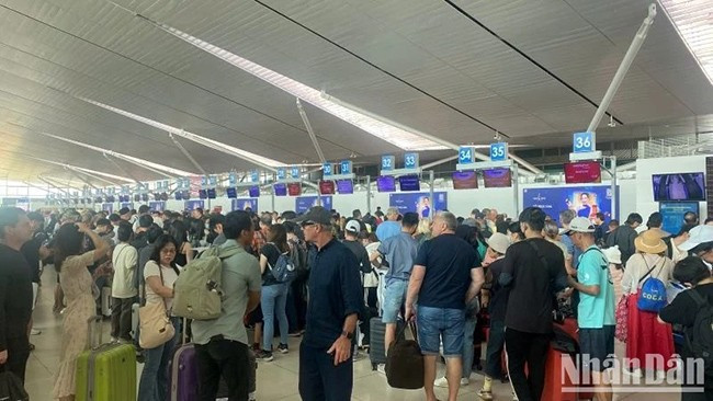 Cục Hàng không Việt Nam yêu cầu các đơn vị tăng năng lực phục vụ hành khách trong dịp lễ 30.4, 1.5 và cao điểm hè; lưu ý về tinh thần, thái độ và chất lượng phục vụ; kịp thời xử lý, giải đáp khiếu nại, kiến nghị của hành khách, không để xảy ra “điểm nóng”, bức xúc tại cảng hàng không.