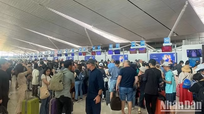 Cục Hàng không Việt Nam yêu cầu các đơn vị tăng năng lực phục vụ hành khách trong dịp lễ 30.4, 1.5 và cao điểm hè; lưu ý về tinh thần, thái độ và chất lượng phục vụ; kịp thời xử lý, giải đáp khiếu nại, kiến nghị của hành khách, không để xảy ra “điểm nóng”, bức xúc tại cảng hàng không. Cục Hàng không Việt Nam yêu cầu các đơn vị tăng năng lực phục vụ hành khách trong dịp lễ 30.4, 1.5 và cao điểm hè; lưu ý về tinh thần, thái độ và chất lượng phục vụ; kịp thời xử lý, giải đáp khiếu nại, kiến nghị của hành khách, không để xảy ra “điểm nóng”, bức xúc tại cảng hàng không.