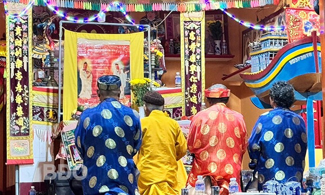 Ngư dân tổ chức các nghi lễ trước khi chôn cất cá voi. Ảnh: Văn Xin.