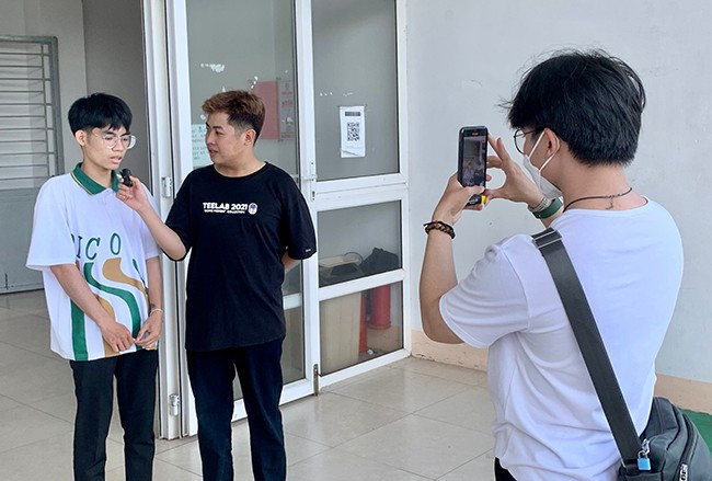 Nhóm bạn trẻ của VTN Media đang chuẩn bị tư liệu cho trang “Quy Nhơn Living”. Ảnh: D.N