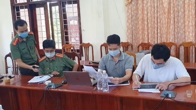 Bị can Thịnh (áo trắng) làm việc với cơ quan an ninh điều tra. Ảnh: Cơ quan An ninh điều tra